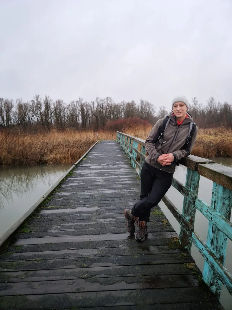 Ronijscoman op de brug bij de oostvaardersplassen