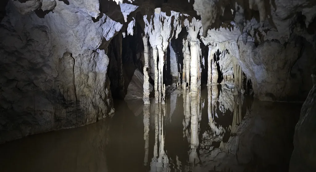Cueva Coventosa water in de grot